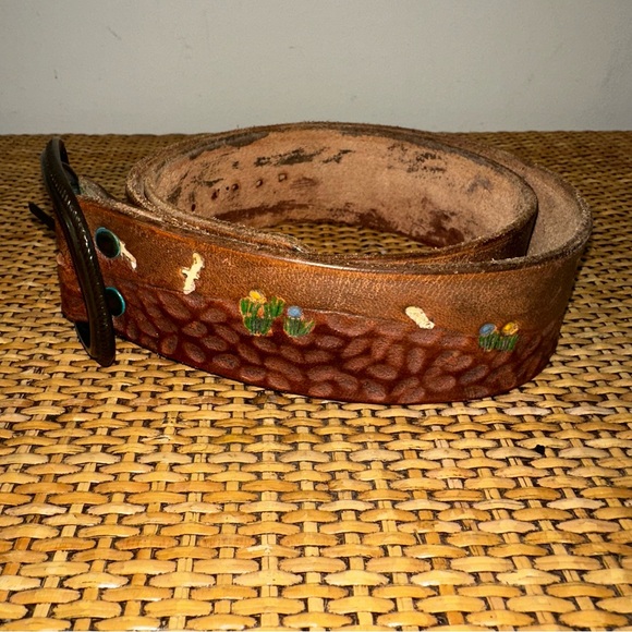 Vintage Women Western Tooled Leather Belt With Brass Buckle Desert Scene Cowgirl